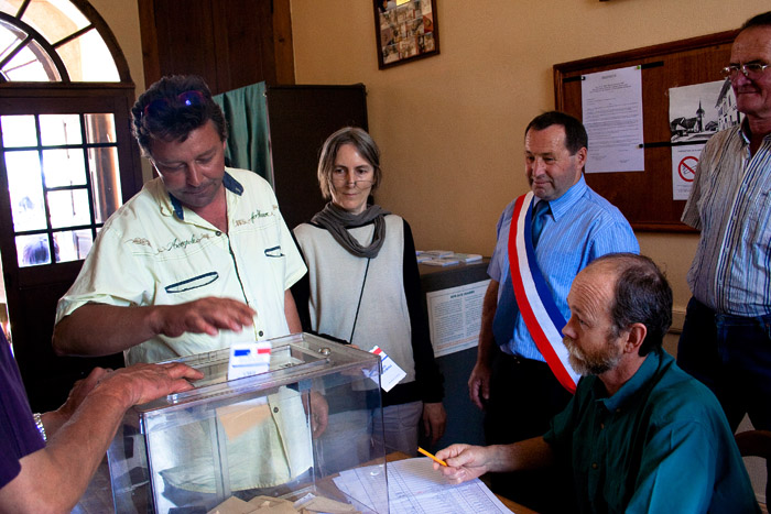 Un habitant du Petit-Abergement rend sa carte d'électeur lors du premier tour de l'élection legislative française de juin 2007. La majorité des electeurs du village feront de meme pour protester contre la fermeture de l'école de la commune.