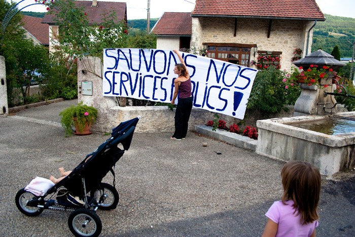 Installation d'une banderolle lors de la mobilisation contre la fermeture de l'école du Petit-Abergement en aout 2007