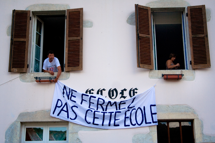 Installation d'une banderolle lors de la mobilisation contre la fermeture de l'école du Petit-Abergement en aout 2007