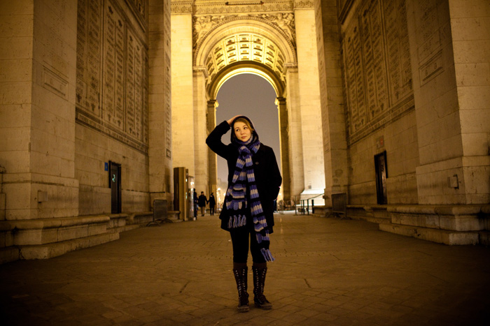 Leila sous l'Arc de Triomphe de Paris, le 1er janvier 2009