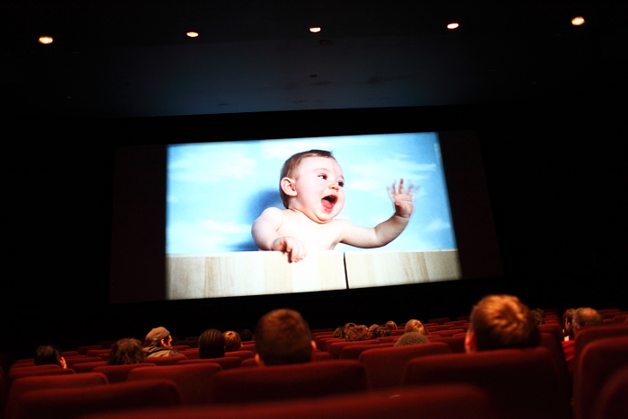 Dans un cinéma parisien, projection des bandes-annonces, ici le film Ricky de François Ozon.