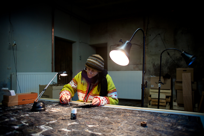 Marie Morel au travail dans son atelier