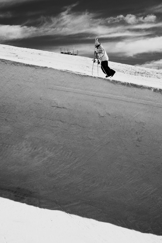 Xavier Favre remonte le pipe des 2 Alpes. Octobre 2006.