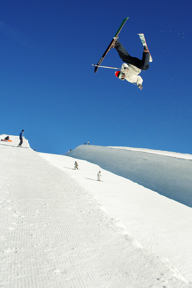 Kamikaze Tricks de Xavier Favre dans le pipe des 2 Alpes. Octobre 2006.