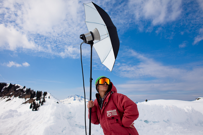 Clemsou (Clément Paris) prends la pose avec le flash du photographe Pierre Augier lors d'une session de ski freestyle backcountry à Samoëns le 23 mars 2009.