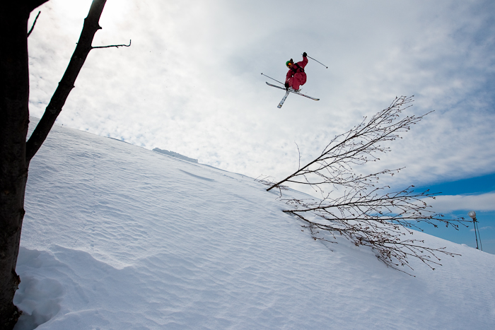 Clément Paris, premier jumpg, lors d'une session de freestyle backcountry sur le domaine de Samoëns le 23 mars 2009. 