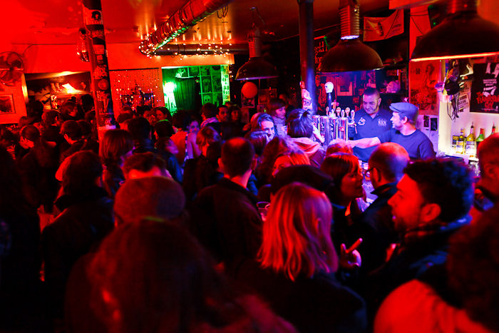 A l'intérieur du bar "La Féline" dans le 20ème arrondissement de Paris pendant la nuit du 7 au 8 novembre 2009.