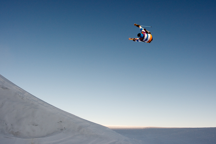 Le jeune suisse Yvan Métrailler s'envole sur le snowpark d'Hintertux en Autriche le jeudi 19 novembre 2009.