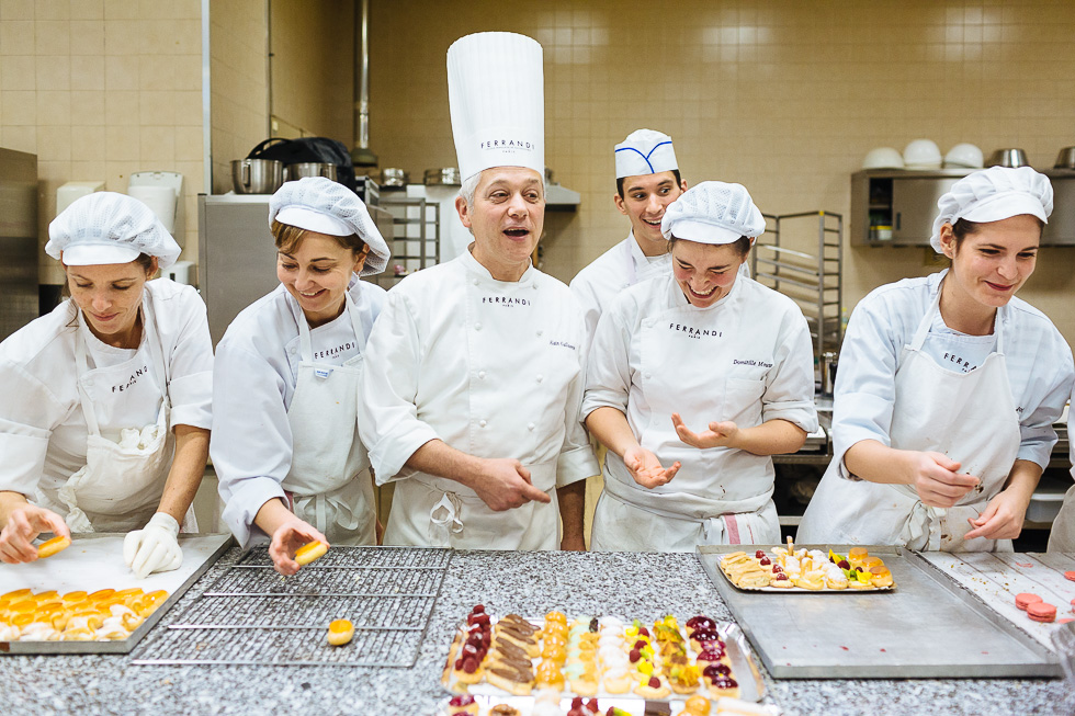 Alain Guillaumin, au centre, enseignant en patisserie à l'école Ferrandi à Parislors d'un cours pour adultes le jeudi 19 décembre 2013. 