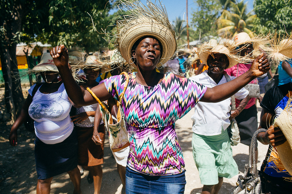 Une manifestante danse pendant la marche des droits des femmes organisée par le Mouvement Paysan Papaye en Haïti le vendredi 7 mars 2014 dans la province de Hinche. 