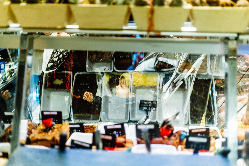 Un enfant patiente devant une vitrine de la Boucherie Moderne à Paris le vendredi 28 mars 2014.