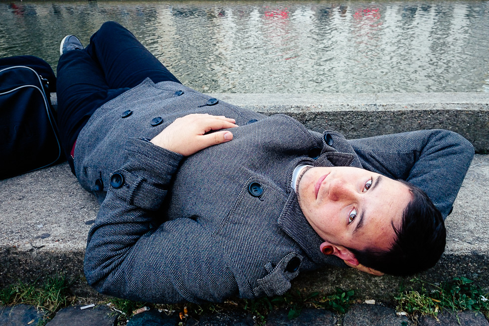 Aleksandar Ristić, un ami designer et architecte de Serbie, en visite ce mois à Paris, se prélasse ce dimanche 25 mai 2014 au soir sur les berges du Canal Saint-Martin.