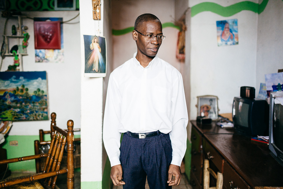 Emmanuel Laguerre. Le séisme du 12 janvier 2010 a emporté la moitié de sa chambre à coucher. Un bout de toile de tente fait depuis office de mur. Il attend sans trop y croire un dédommagement qui ne vient pas. On ne lui a pas proposé l’une des maisons neuves, mais de toute façon, son épouse Marie-Lucie refuserait de partir : « C’est ici, ma maison. Qu’est-ce que je vais faire là-bas ? La vue ici est beaucoup plus belle... »