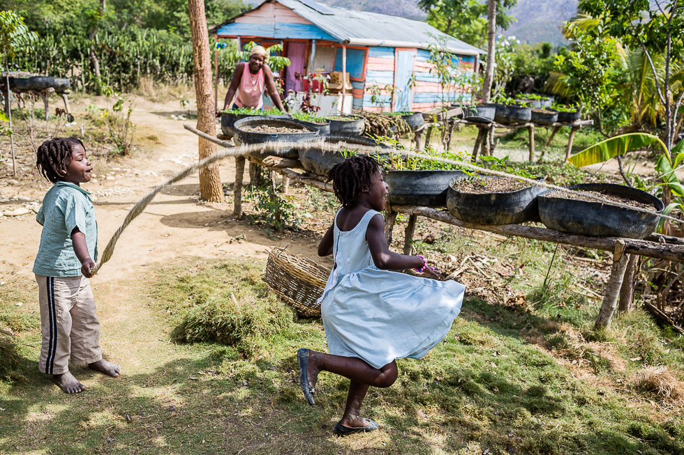 Exploitation agricole de Moccene Joachim, 25 ans, dans les environs de Hinche à Haïti. Ce jeune paysan vit sur l'exploitation avec sa femme Chérilia et leurs deux enfants et a bénéficié de l'aide du Mouvement Paysan Papaye (MPP) pour mettre en place sa production.