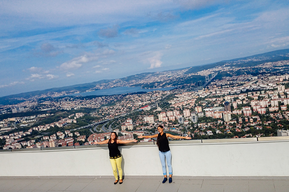 Des touristes au sommet de la plus haute tour d'Istanbul le 8 aout 2014. 