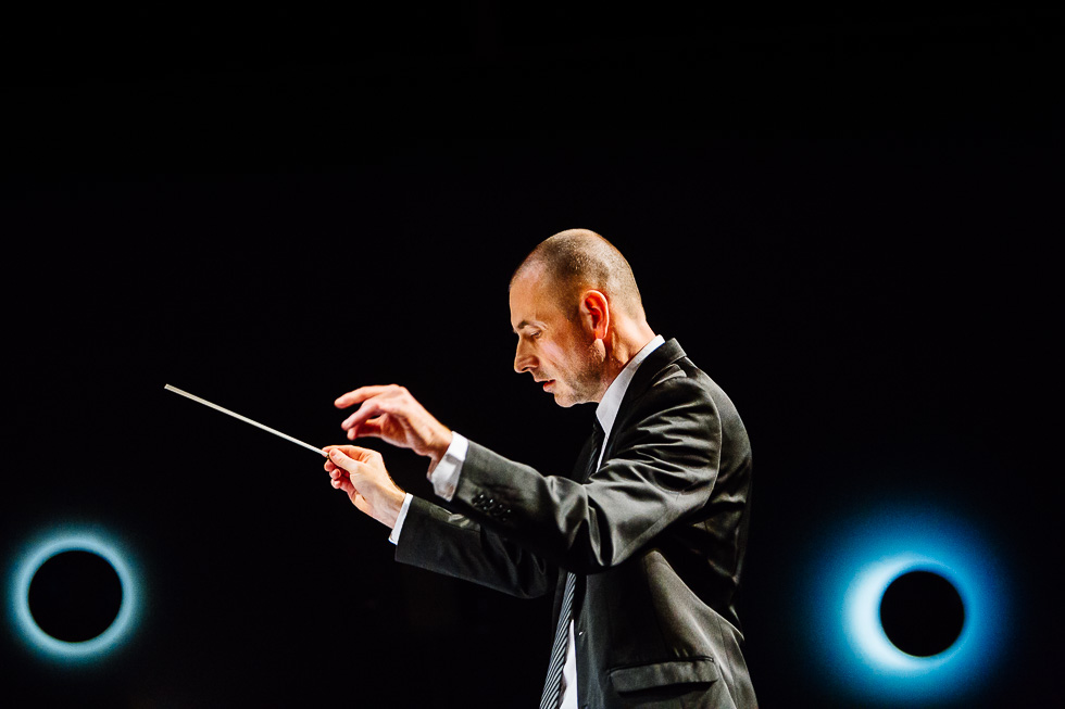 Le chef d'orchestre lors du concert de l'Industrielle, orchestre harmonique, au Palais de la Culture de Puteaux dans le cadre de la Sainte Cécile le samedi 22 novembre 2014.