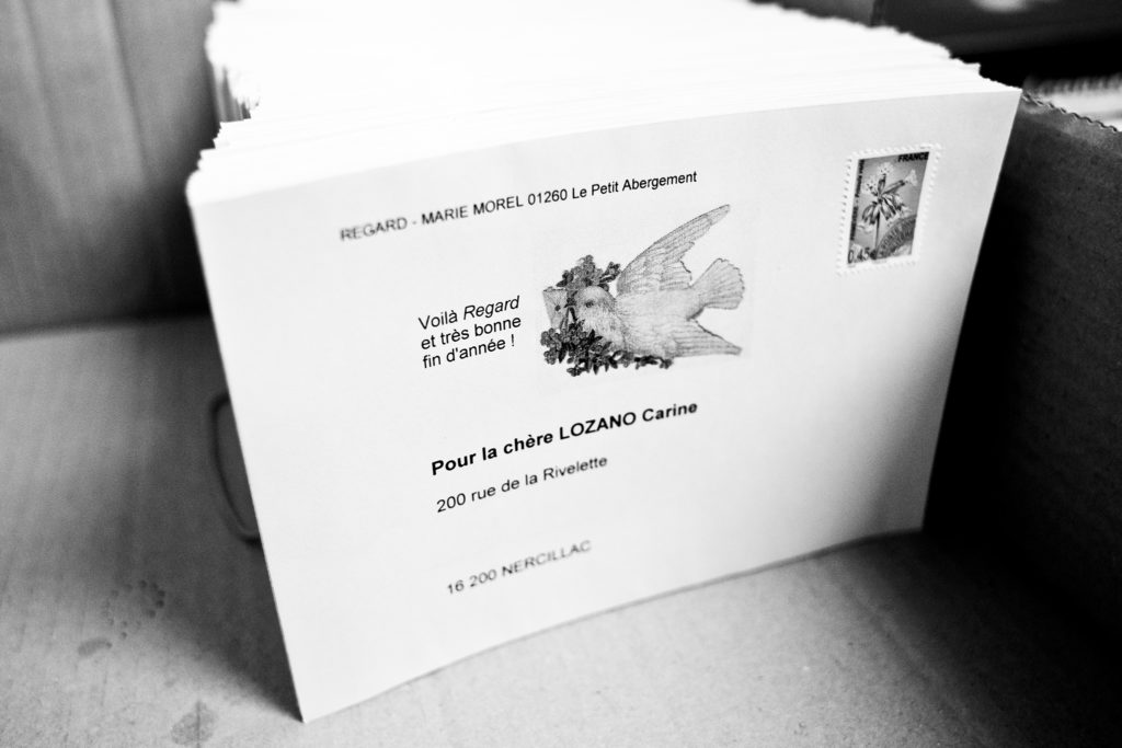 Emballage pour expédition du Regard numéro 106 sur Marc Séné au Petit-Abergement en présence de l'éditrice, Marie Morel et d'habitants du village.