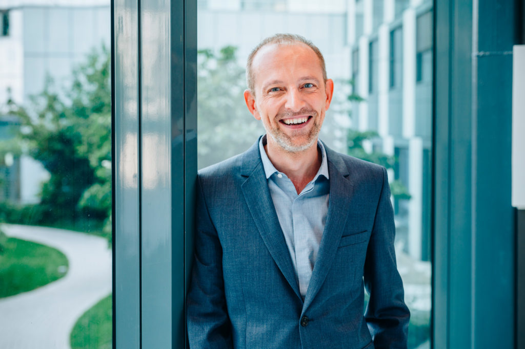 Portraits de collaborateurs de Clarins le 21 juin 2017 au siège du groupe français de cosmétique à Paris. Laurent.