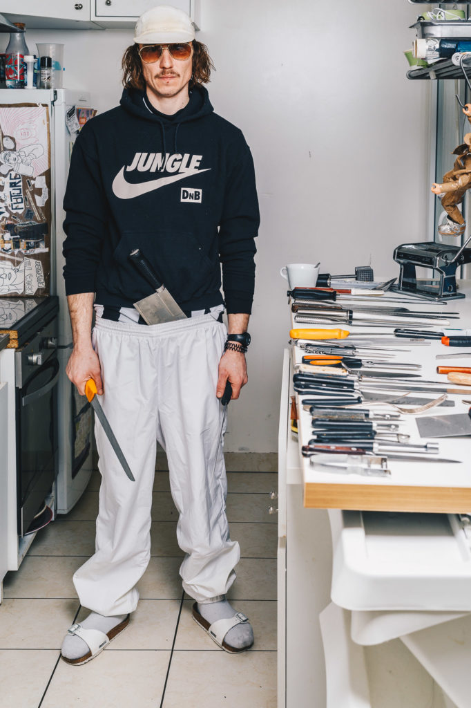 Portrait de Franck Morello, chef cuisinier et personnage de vidéo youtube déjantée sous le pseudonyme de scotchman. Il pose dans sa cuisine à Saint-Ouen pour un article du magazine gastronomique Grand Seigneur.