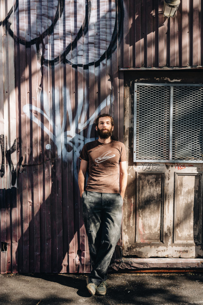 Portrait du sculpteur et artiste français Mathieu Gotti dans son atelier de la ville de Quebec au Canada le 24 juin 2018.