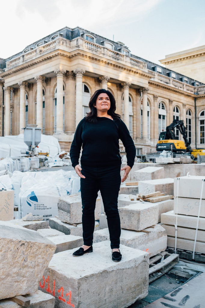 Portrait de Raquel Garrido, 43 ans, avocate franco-chilienne, membre du Parti de Gauche et porte parole de la France Insoumise et de son candidat à l'élection présidentielle 2017, Jean-Luc Mélenchon. Elle est photographiée dans la cour d'honneur (en travaux de rénovation) de l'Assemblée Nationale à Paris le 10 mai 2017 dans le cadre d'un article du magazine Technikart.