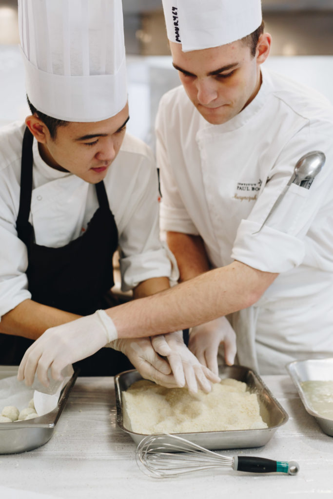 Cours et apprentissage à l'école de cuisine et d'hôtellerie 