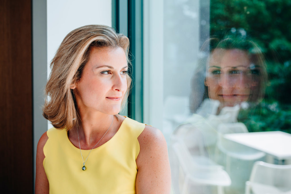 Portraits de collaborateurs de Clarins le 21 juin 2017 au siège du groupe français de cosmétique à Paris. Charlotte.