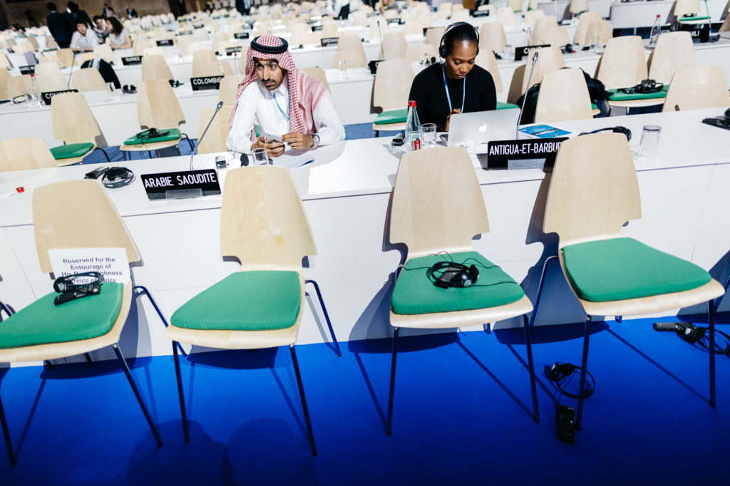 Le Bourget. 30 novembre. Des délégués d'Arabie Saoudite et d'Antigua et Barbuda patientent dans la salle plénière 