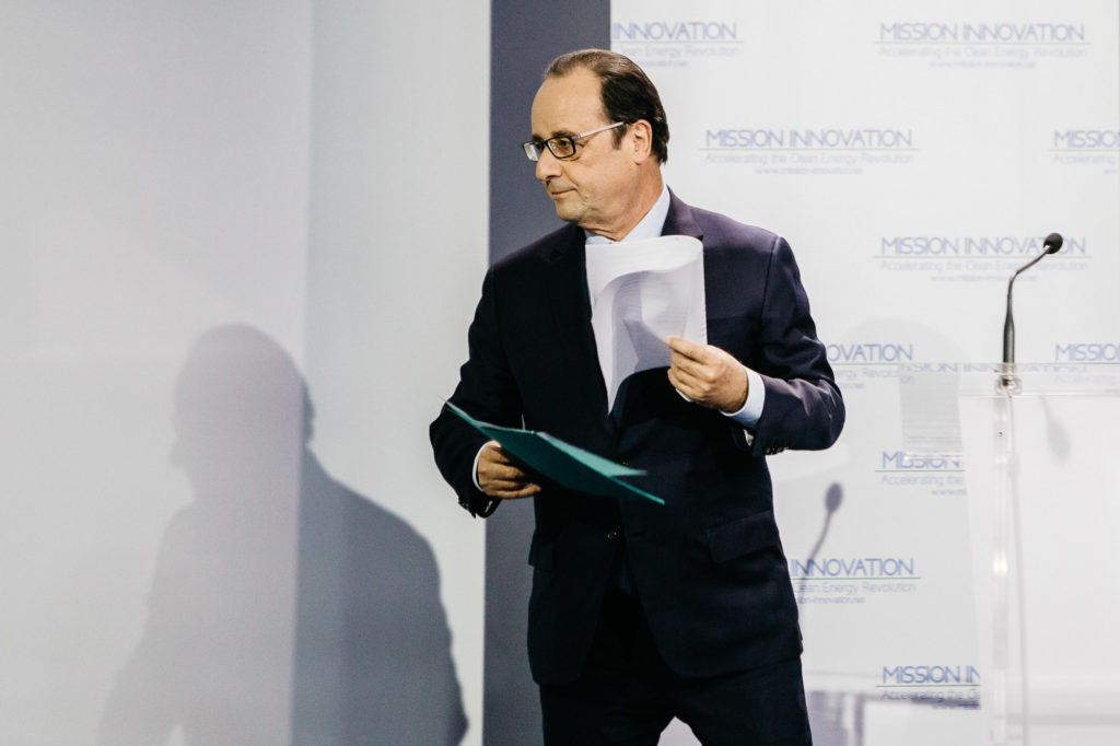 Le Bourget. 30 novembre. François Hollande après son discours au lancement de la Mission Innovation de Bill Gates. Le président français aura prononcé plusieurs dizaines de discours sur l'environnement en quelques jours.