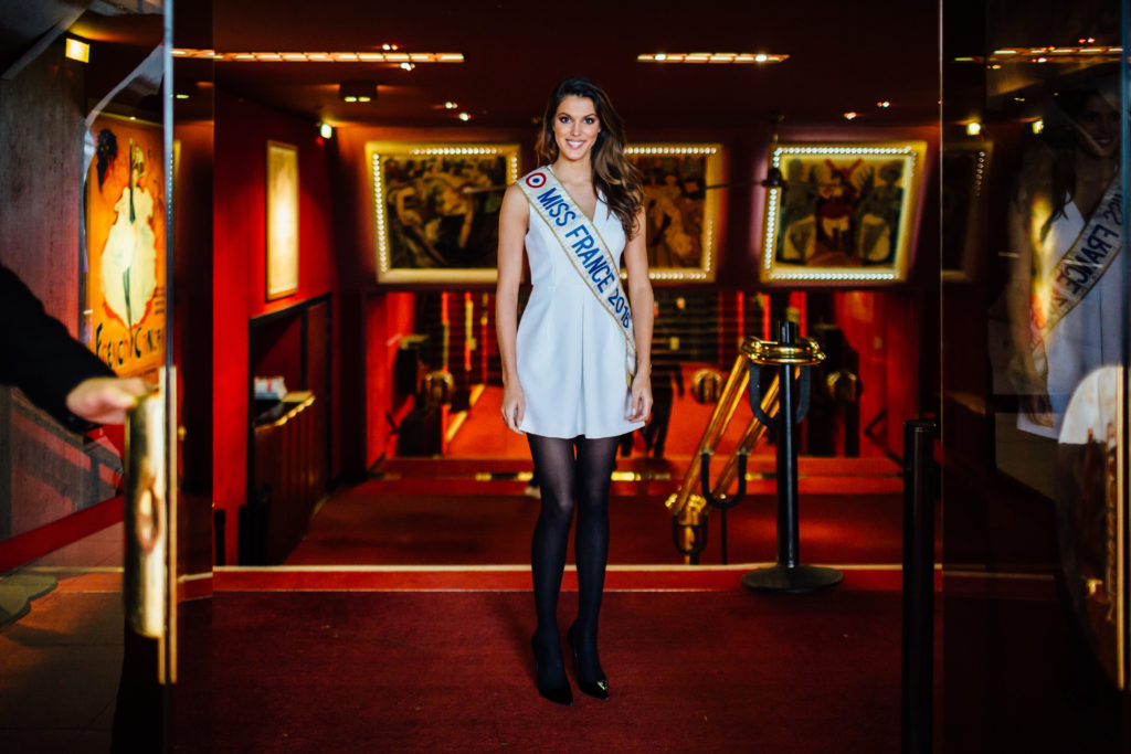 Miss France 2016, Iris Mittenaere, essaye des robes dans les coulisses du Moulin Rouge à Paris le 10 novembre 2016 en prévision de sa participation au concours Miss Univers. Elle est suivie par une équipe de l'émission de télévision 