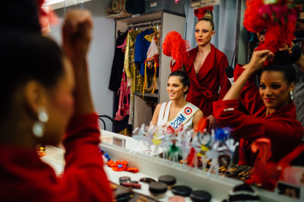 Miss France 2016, Iris Mittenaere, essaye des robes dans les coulisses du Moulin Rouge à Paris le 10 novembre 2016 en prévision de sa participation au concours Miss Univers. Elle est suivie par une équipe de l'émission de télévision 