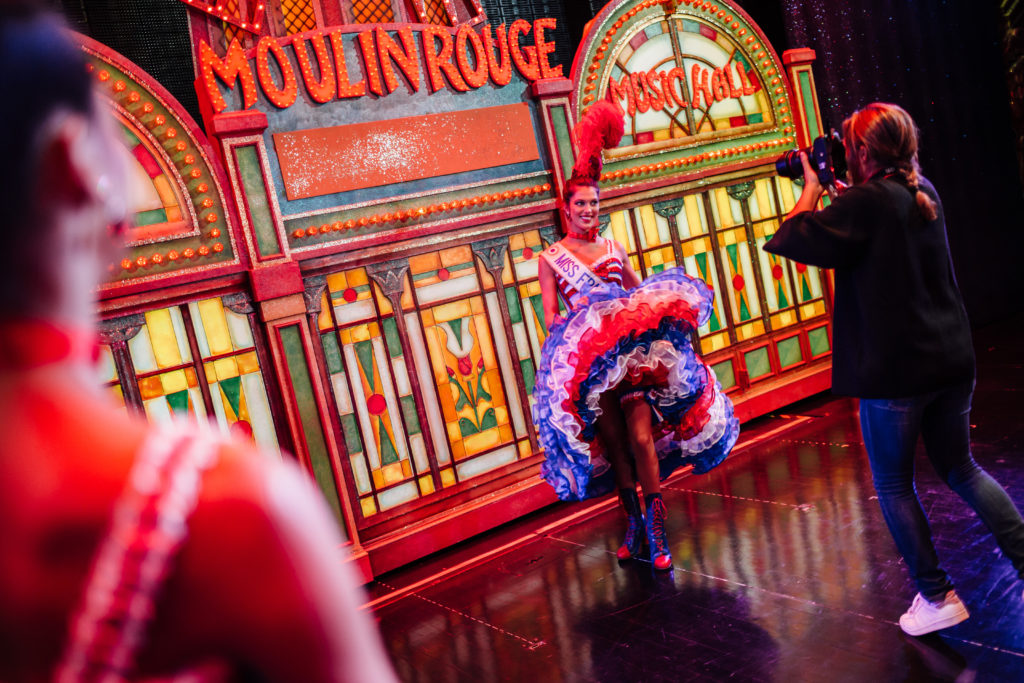 Miss France 2016, Iris Mittenaere, essaye des robes dans les coulisses du Moulin Rouge à Paris le 10 novembre 2016 en prévision de sa participation au concours Miss Univers. Elle est suivie par une équipe de l'émission de télévision 