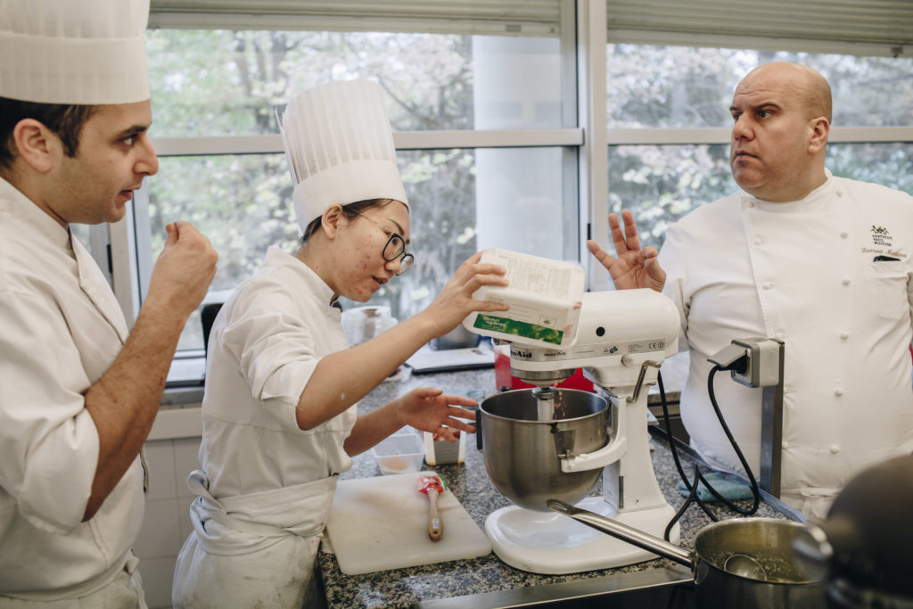 Cours et apprentissage à l'école de cuisine et d'hôtellerie 