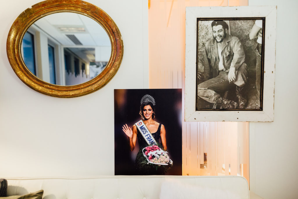 Les bureaux et équipes de l'organisation de Miss France le 14 novembre 2016 dans les locaux de la société de production audiovisuelle Endemol (à qui appartient la marque Miss France) situés au 10 rue Waldeck Rochet à Aubervilliers. Dans le bureau de Caroline Gavignet.