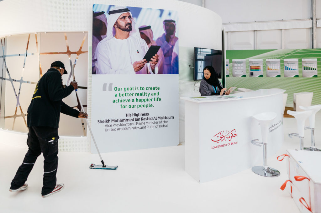 Le Bourget 2 décembre. Netoyage du stand du gouvernement de Dubaï à l'ouverture de la galerie des solutions. Un évènement pour les entreprises qui agissent sur le changement climatique.