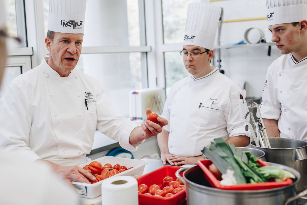 Cours et apprentissage à l'école de cuisine et d'hôtellerie 