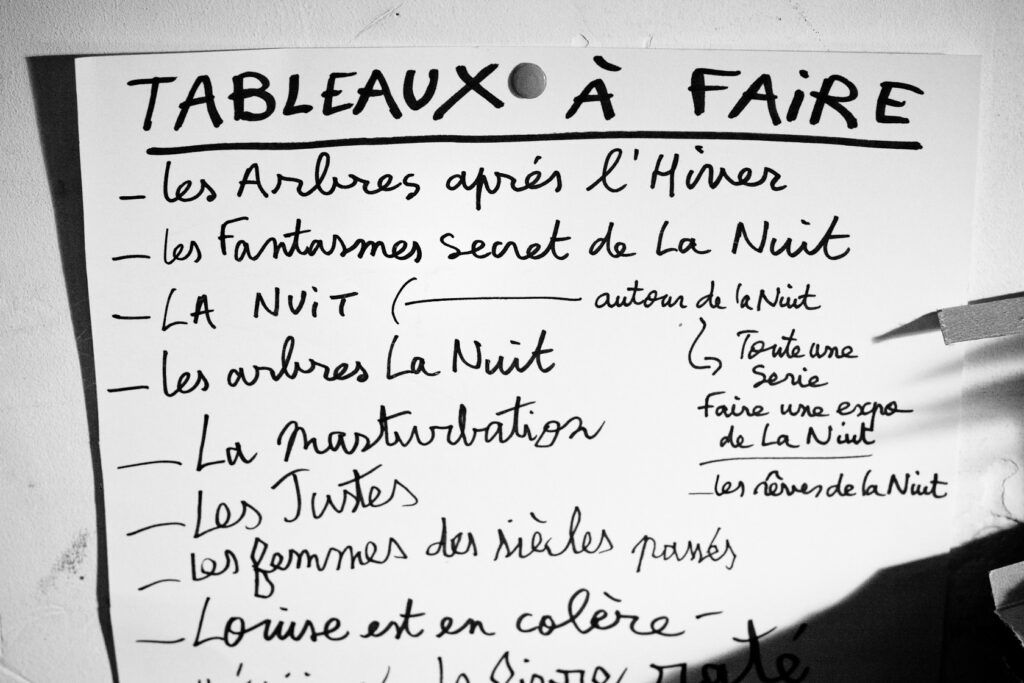 Portrait de Marie Morel et détails de son atelier au Petit Abergement.