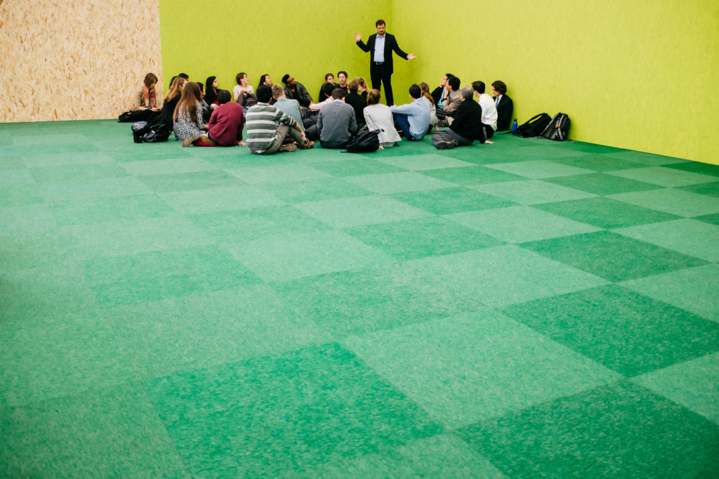 Le Bourget. 3 décembre. Une réunion à l'espace Génération Climat.