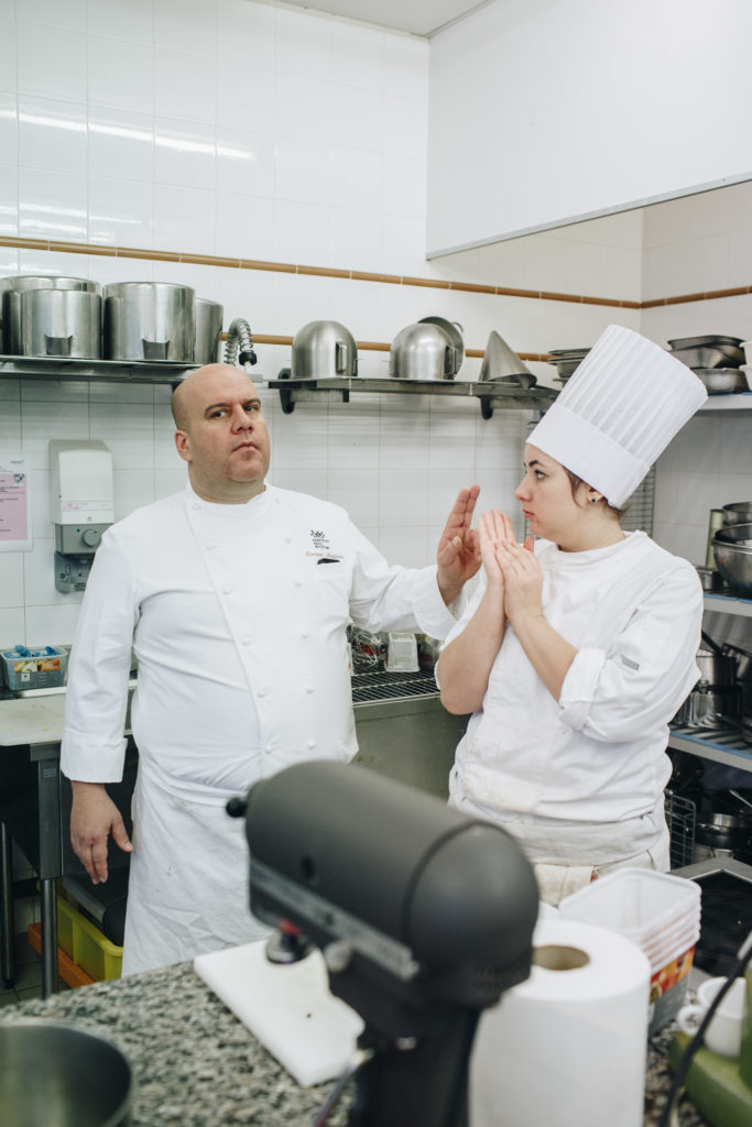 Cours et apprentissage à l'école de cuisine et d'hôtellerie 