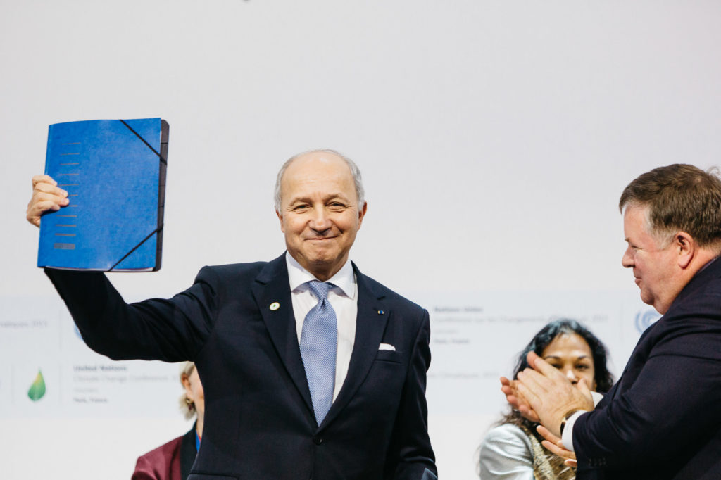 Le Bourget. 5 décembre Laurent Fabius présente le pré-accord transmis par l'ADP et qui servira de base de négociations pour la seconde semaine de la COP21. La première étape est franchie et l'optimisme est affiché par le ministre français.
