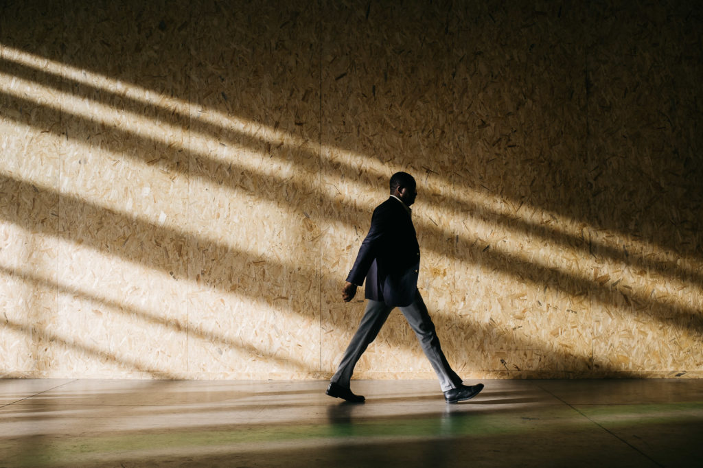 Le Bourget. 7 décembre. Un homme marche dans les couloirs d'un pavillon de la COP.
