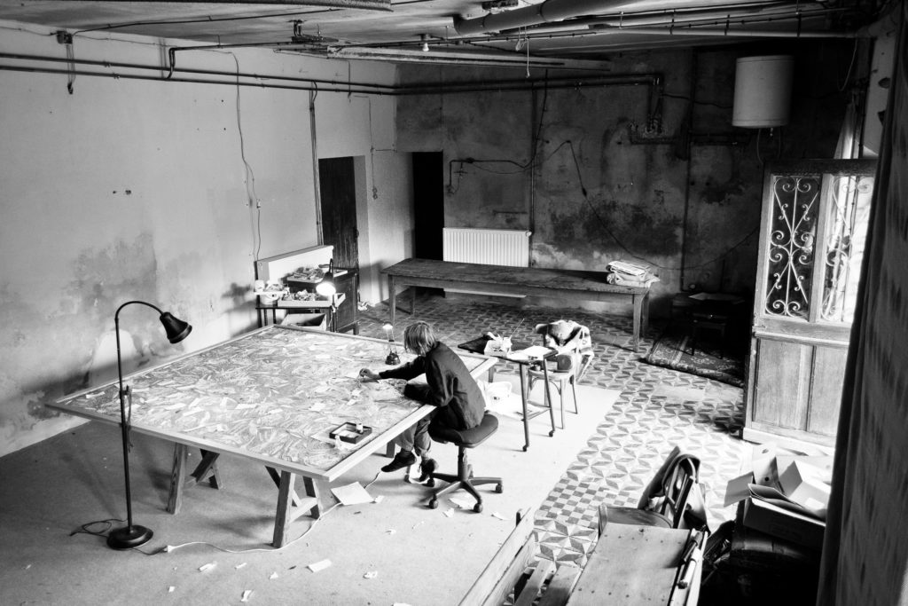 Marie Morel, artiste peintre, au travail dans l'un de ses ateliers sur un tableau grand format.