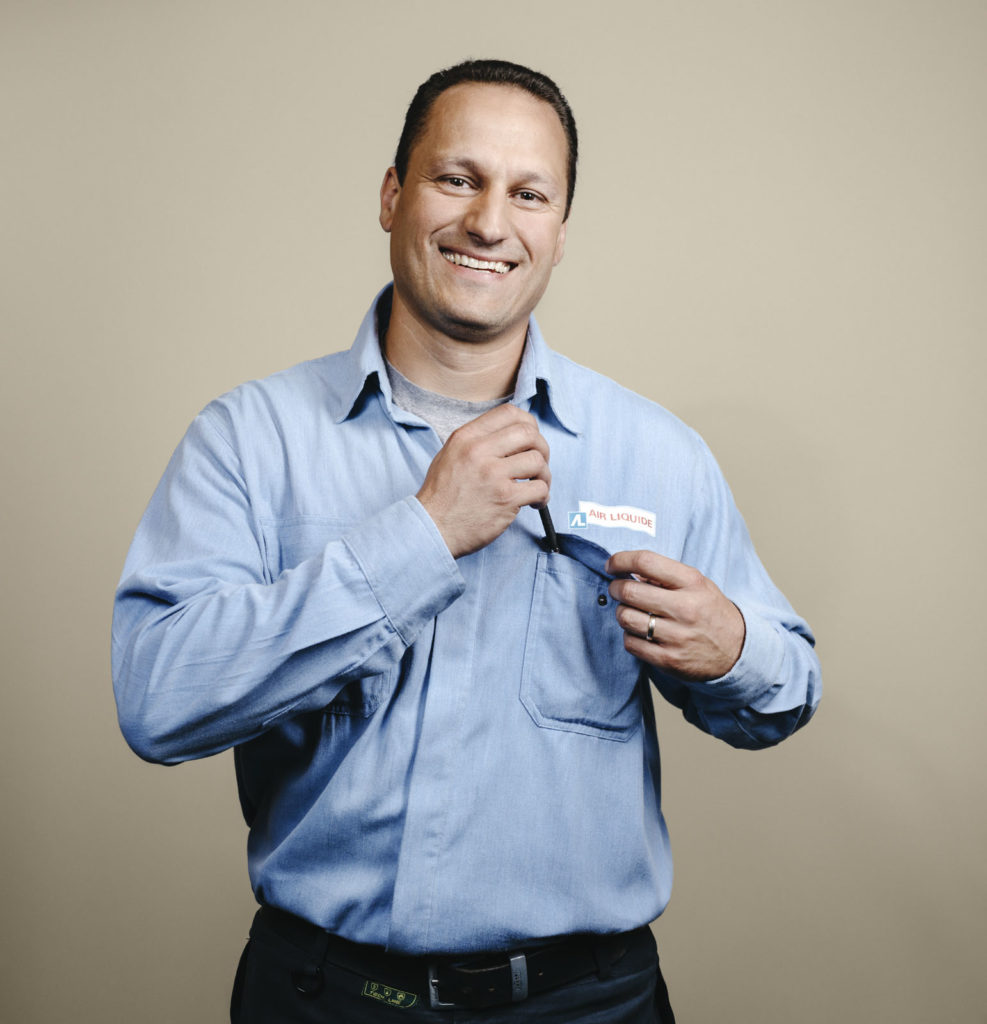 Portraits de salariés de l'entreprise française Air Liquide réalisés dans le cadre d'une campagne de communication interne visant à encourager les salariés du groupe multinational à devenir actionnaires de la société. La campagne est pilotée par l'agence Extrême Corporate et 17 personnes au total sont photographiées en île de France entre le 11 et le 15 juin 2015. David Fernandes