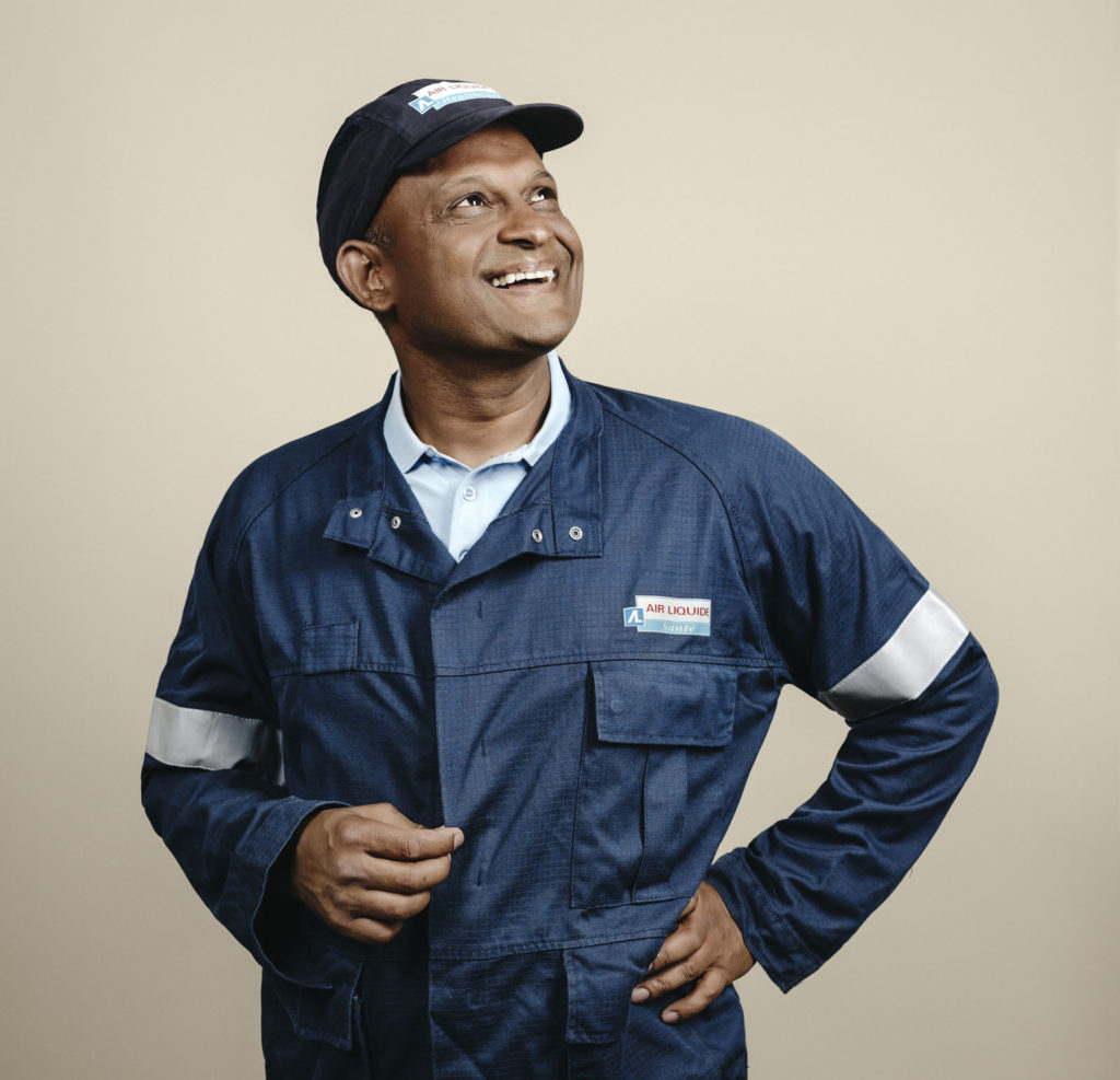 Portraits de salariés de l'entreprise française Air Liquide réalisés dans le cadre d'une campagne de communication interne visant à encourager les salariés du groupe multinational à devenir actionnaires de la société. La campagne est pilotée par l'agence Extrême Corporate et 17 personnes au total sont photographiées en île de France entre le 11 et le 15 juin 2015. Charles Gooransing