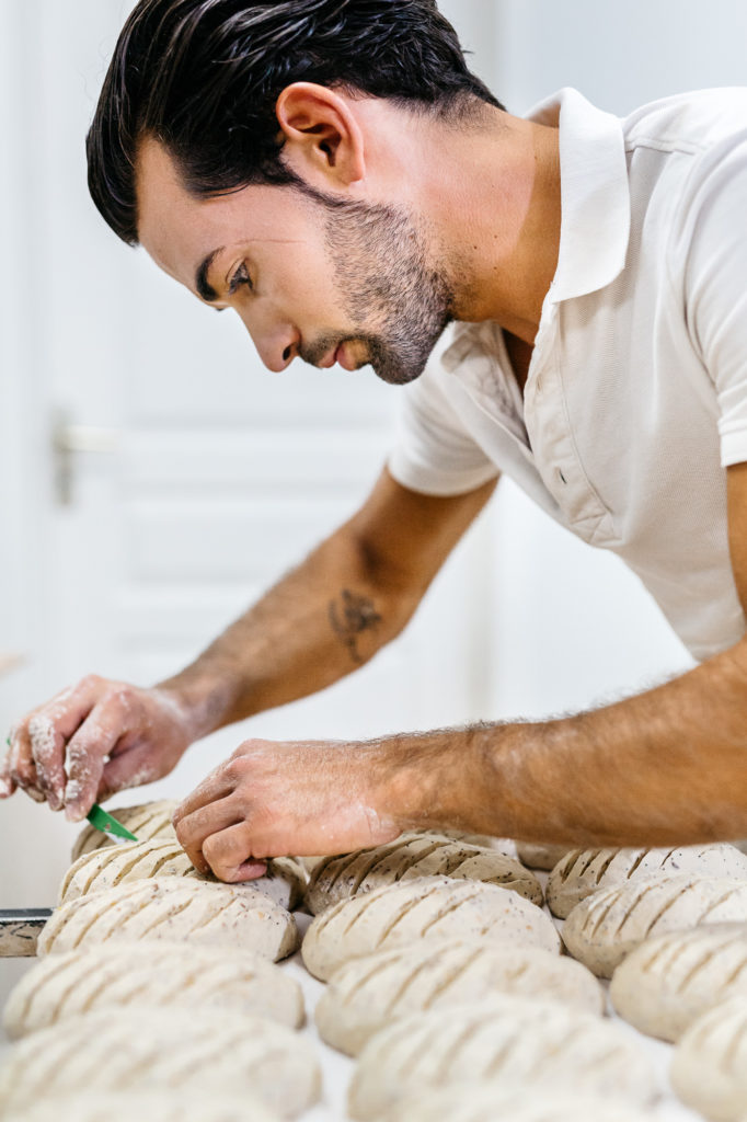 Rencontre entre le boulanger et entrepreneur Eric Kayzer et Antoine Lambert directeur de la boulangerie Chanca ouverte depuis 2014, rue du Levant, au Grau du Roi  (34) le mercredi 5 aout 2015. Eric Kayzer joue le role de coach auprès dAntoine Lambert dans le cadre du projet de l'entreprise Engie (ex GDF-SUEZ) : Mon Projet+.