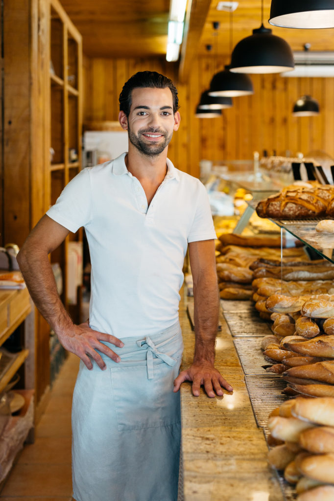 Rencontre entre le boulanger et entrepreneur Eric Kayzer et Antoine Lambert directeur de la boulangerie Chanca ouverte depuis 2014, rue du Levant, au Grau du Roi  (34) le mercredi 5 aout 2015. Eric Kayzer joue le role de coach auprès dAntoine Lambert dans le cadre du projet de l'entreprise Engie (ex GDF-SUEZ) : Mon Projet+.