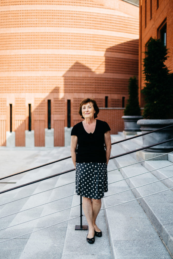 Catherine JOANNY, Architecte des bâtiments de France et Chef du Service Territorial de l'Architecture et du Patrimoine de l'Essonne pose le 12 aout 2015 devant la cathédrale de la Résurrection d'Evry construite par l'architecte Mario Botta à Evry.