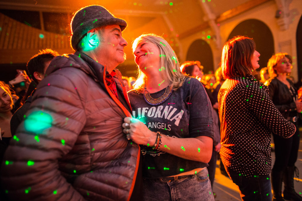 Des habitants de Saint-Pierre de Chartreuse dans la salle des fêtes du village lors du concert des Boum Boum Boys, le groupe local de la Chartreuse qui regroupe 4 amis de la région autour d'un répertoire rock. Ils jouent le 19 décembre 2015 dans le cadre d'un concert de soutien à Matéo, un enfant du village, atteint d'une maladie grave et dont les parents ont lancés une quête qui a réuni en quelques jours 150 000 euros afin de financer un traitement expérimental  pour leur fils à Seattle, USA où il se trouve depuis début janvier. La solidarité est forte au sein du village.