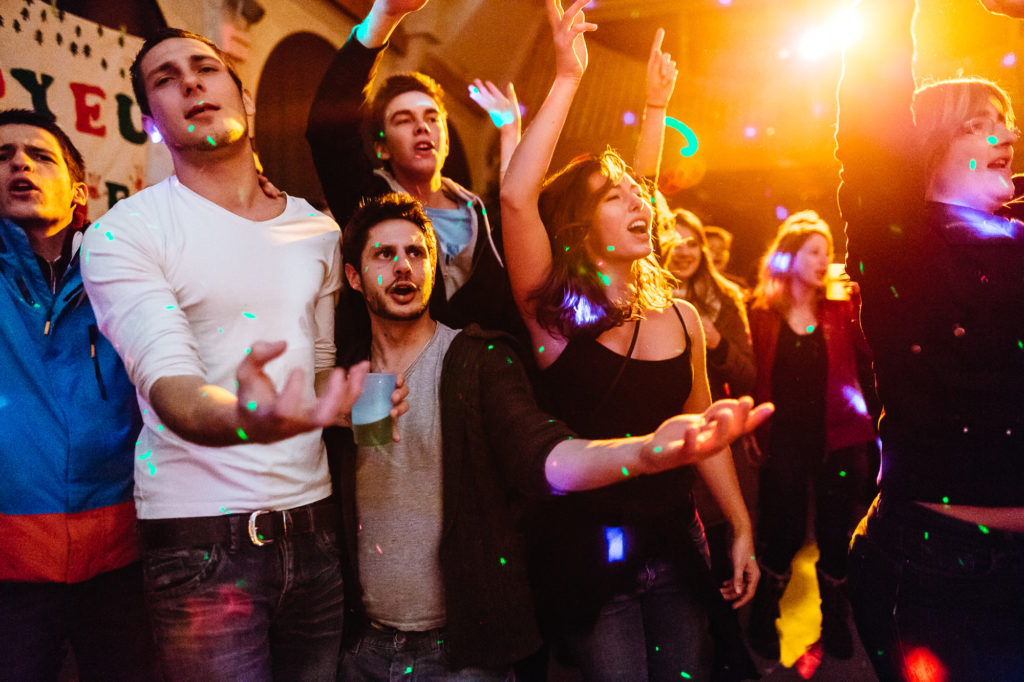Des jeunes de Saint-Pierre de Chartreuse dans la salle des fêtes du village lors du concert des Boum Boum Boys, le groupe local de la Chartreuse qui regroupe 4 amis de la région autour d'un répertoire rock. Ils jouent le 19 décembre 2015 dans le cadre d'un concert de soutien à Matéo, un enfant du village, atteint d'une maladie grave et dont les parents ont lancés une quête qui a réuni en quelques jours 150 000 euros afin de financer un traitement expérimental  pour leur fils à Seattle, USA où il se trouve depuis début janvier. La solidarité est forte au sein du village. La salle des fêtes acceuille une diversité d'évènements.