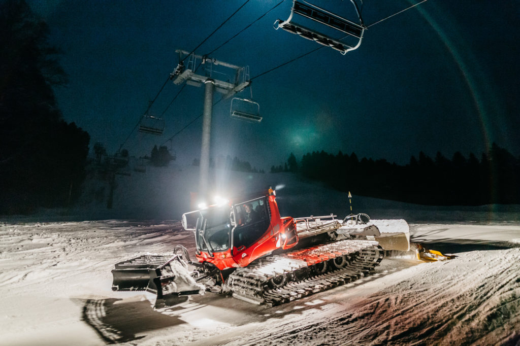 22 janvier 2016. Jean Marc Bollaret, 34 ans, passe ses soirées de 17h30 à 1h00 du matin au damage des 35 km de pistes de la station : « ce métier c'est une passion, j'aime la puissance de ces machines ». Il est responsable d'une équipe de 4 dameurs : son grand frère Olivier, son neveu Nicolas et Jean-Marie, 52 ans, le doyen de la bande. Saisonnier depuis 7 ans, Jean-Marc passe ses étés à faire des travaux de terrassement au village. Pour les stations de moyennes montagne, un damage précis est indispensable afin de maintenir en état les pistes. Souvent de la neige est transportée des endroits abondants vers les zones en manque de neige.